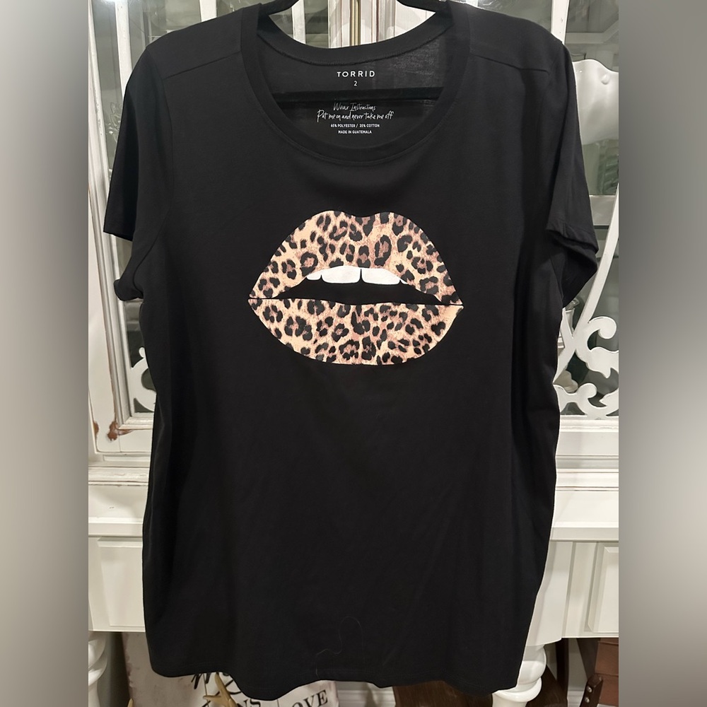 TORRID Black Leopard Lip Print Women's Tee 2X